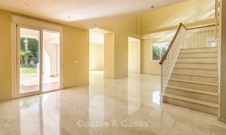 Villa en venta a un paso del campo de golf y del centro comercial en Guadalmina, Marbella 3241 