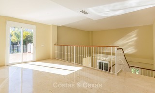 Villa en venta a un paso del campo de golf y del centro comercial en Guadalmina, Marbella 3242 