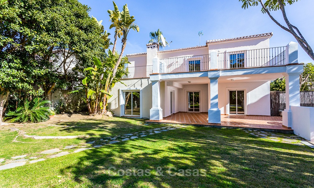 Villa en venta a un paso del campo de golf y del centro comercial en Guadalmina, Marbella 3243