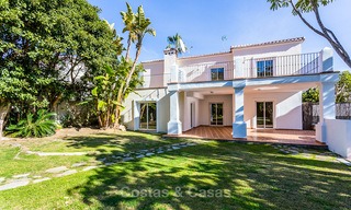 Villa en venta a un paso del campo de golf y del centro comercial en Guadalmina, Marbella 3243 