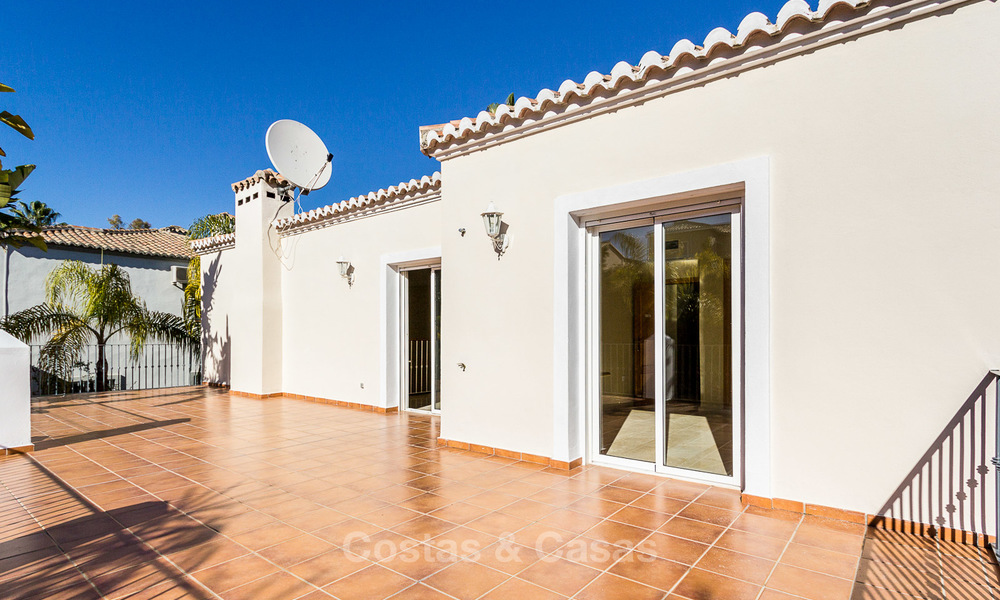 Villa en venta a un paso del campo de golf y del centro comercial en Guadalmina, Marbella 3245