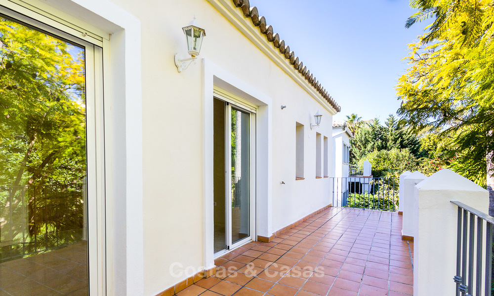Villa en venta a un paso del campo de golf y del centro comercial en Guadalmina, Marbella 3252