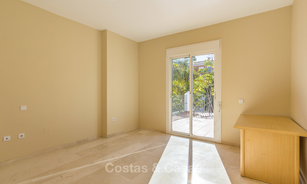 Villa en venta a un paso del campo de golf y del centro comercial en Guadalmina, Marbella 3258