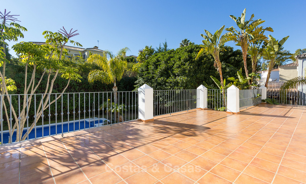 Villa en venta a un paso del campo de golf y del centro comercial en Guadalmina, Marbella 3259
