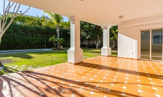 Villa en venta a un paso del campo de golf y del centro comercial en Guadalmina, Marbella 3265 