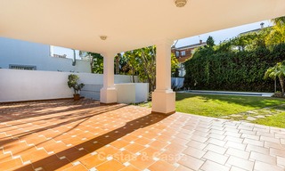 Villa en venta a un paso del campo de golf y del centro comercial en Guadalmina, Marbella 3266 