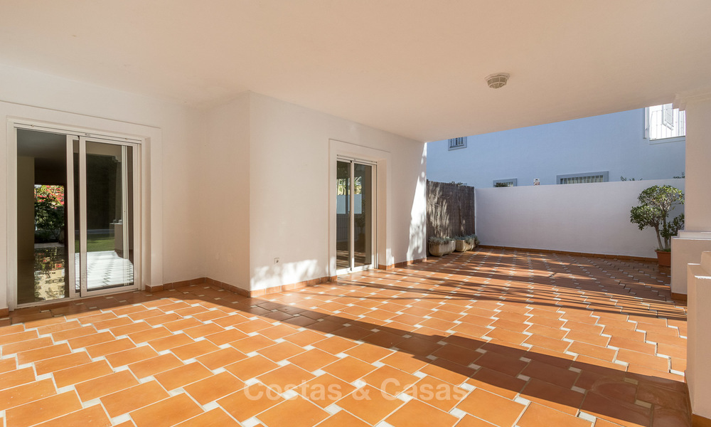 Villa en venta a un paso del campo de golf y del centro comercial en Guadalmina, Marbella 3267