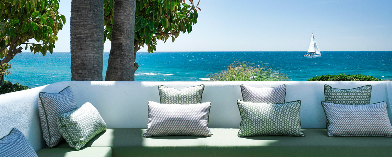 Apartamento boutique frente al mar en venta en Puente Romano, en la Milla de Oro de Marbella
