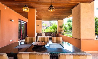 Bonito apartamento en venta con jardín privado en un lujoso y codiciado complejo frente al mar, Marbella - Puerto Banús 3406 