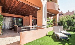 Bonito apartamento en venta con jardín privado en un lujoso y codiciado complejo frente al mar, Marbella - Puerto Banús 3407 