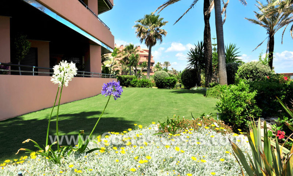 Bonito apartamento en venta con jardín privado en un lujoso y codiciado complejo frente al mar, Marbella - Puerto Banús 3419