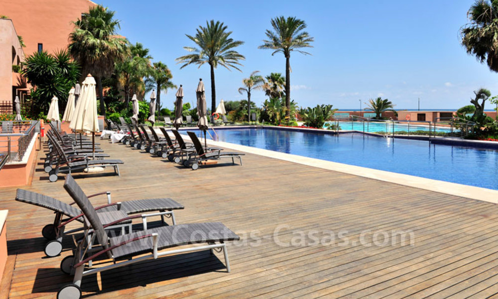 Bonito apartamento en venta con jardín privado en un lujoso y codiciado complejo frente al mar, Marbella - Puerto Banús 3420