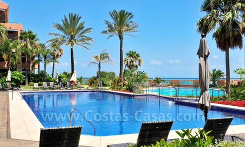 Bonito apartamento en venta con jardín privado en un lujoso y codiciado complejo frente al mar, Marbella - Puerto Banús 3422