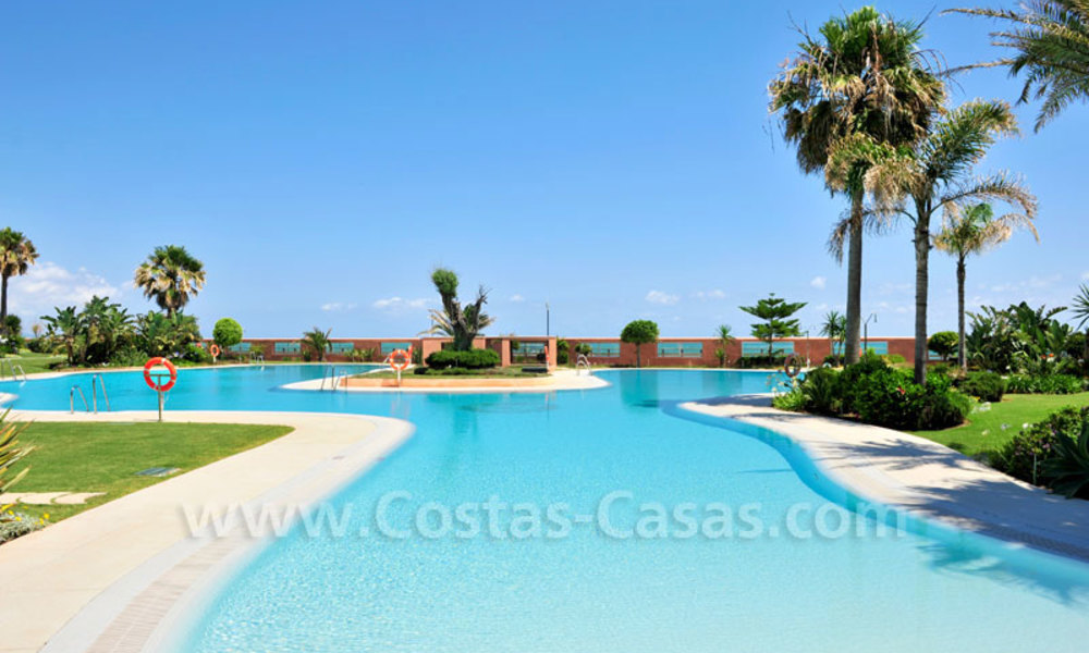 Bonito apartamento en venta con jardín privado en un lujoso y codiciado complejo frente al mar, Marbella - Puerto Banús 3423