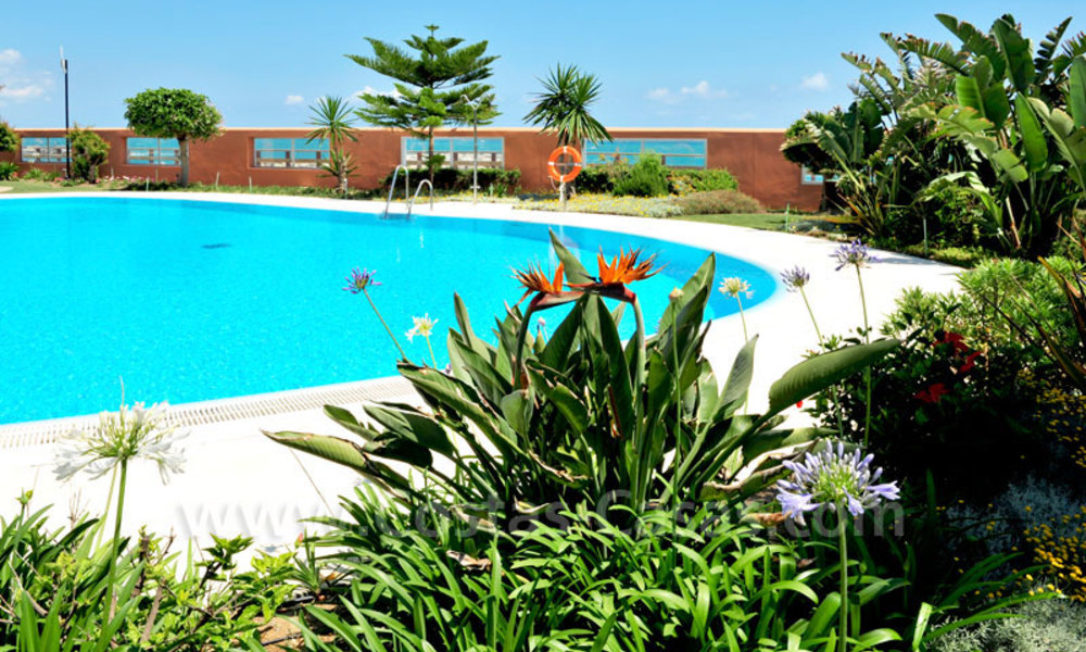 Bonito apartamento en venta con jardín privado en un lujoso y codiciado complejo frente al mar, Marbella - Puerto Banús 3424