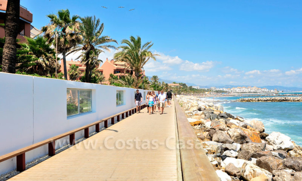 Bonito apartamento en venta con jardín privado en un lujoso y codiciado complejo frente al mar, Marbella - Puerto Banús 3426