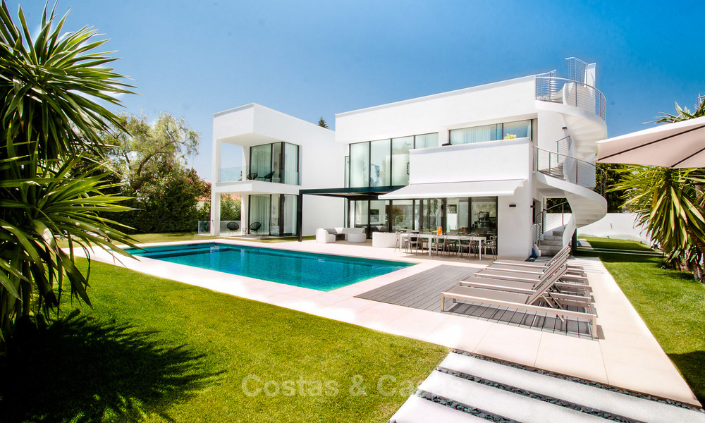 Villa contemporánea en venta en Puerto Banús, Marbella, recién construida junto a la playa. Precio reducido! 3453