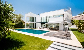 Villa contemporánea en venta en Puerto Banús, Marbella, recién construida junto a la playa. Precio reducido! 3453 