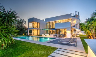 Villa contemporánea en venta en Puerto Banús, Marbella, recién construida junto a la playa. Precio reducido! 3455 