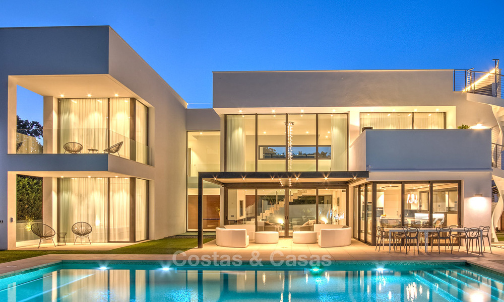 Villa contemporánea en venta en Puerto Banús, Marbella, recién construida junto a la playa. Precio reducido! 3456