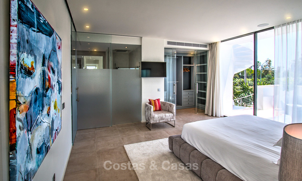 Villa contemporánea en venta en Puerto Banús, Marbella, recién construida junto a la playa. Precio reducido! 3465