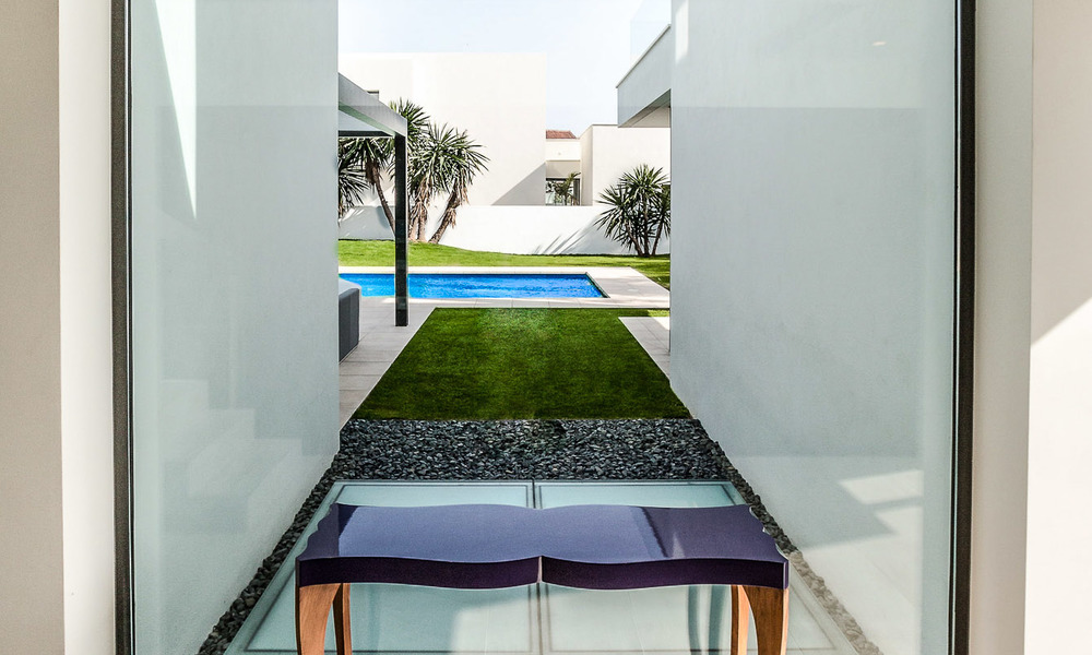 Villa contemporánea en venta en Puerto Banús, Marbella, recién construida junto a la playa. Precio reducido! 3441