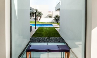 Villa contemporánea en venta en Puerto Banús, Marbella, recién construida junto a la playa. Precio reducido! 3441 