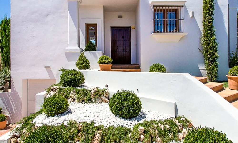 Nuevas villas en venta listas para entrar a vivir, en primera línea de golf de un resort privado, New Golden Mile, Marbella - Estepona 3528