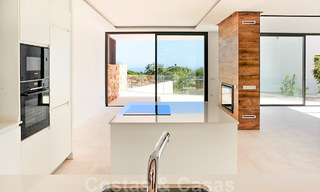 Nuevas casas adosadas contemporáneas en venta en una urbanización boutique, primera línea de golf en un resort cerrado, Marbella 34095 