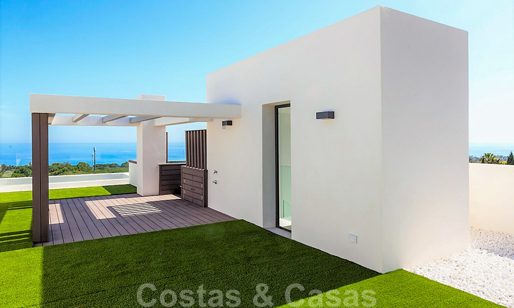 Nuevas casas adosadas contemporáneas en venta en una urbanización boutique, primera línea de golf en un resort cerrado, Marbella 34101