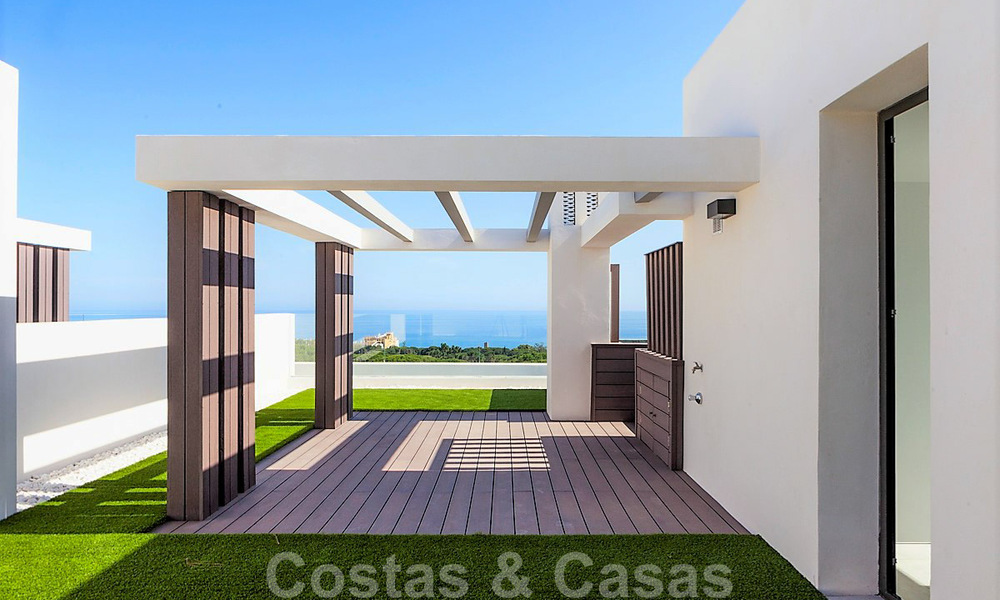 Nuevas casas adosadas contemporáneas en venta en una urbanización boutique, primera línea de golf en un resort cerrado, Marbella 34102