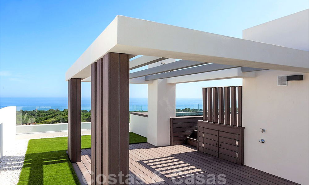 Nuevas casas adosadas contemporáneas en venta en una urbanización boutique, primera línea de golf en un resort cerrado, Marbella 34103