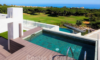 Nuevas casas adosadas contemporáneas en venta en una urbanización boutique, primera línea de golf en un resort cerrado, Marbella 34104 