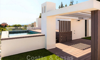 Nuevas casas adosadas contemporáneas en venta en una urbanización boutique, primera línea de golf en un resort cerrado, Marbella 34105 