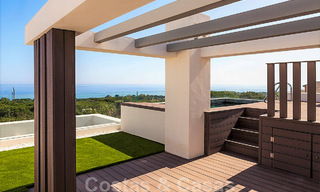 Nuevas casas adosadas contemporáneas en venta en una urbanización boutique, primera línea de golf en un resort cerrado, Marbella 34106 