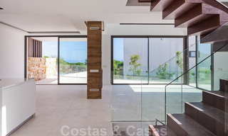 Nuevas casas adosadas contemporáneas en venta en una urbanización boutique, primera línea de golf en un resort cerrado, Marbella 34109 