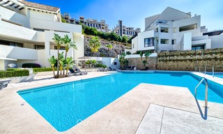 Lujoso apartamento moderno y espacioso en venta en un complejo de golf de 5 estrellas, en la Nueva Milla de Oro en Benahavis - Marbella 3695 