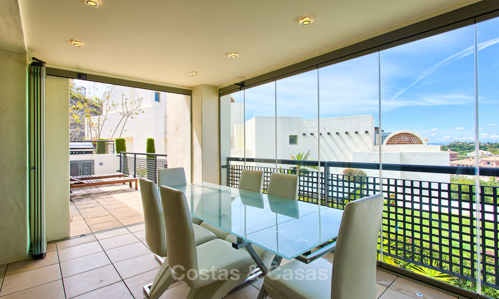 Lujoso apartamento moderno y espacioso en venta en un complejo de golf de 5 estrellas, en la Nueva Milla de Oro en Benahavis - Marbella 3698