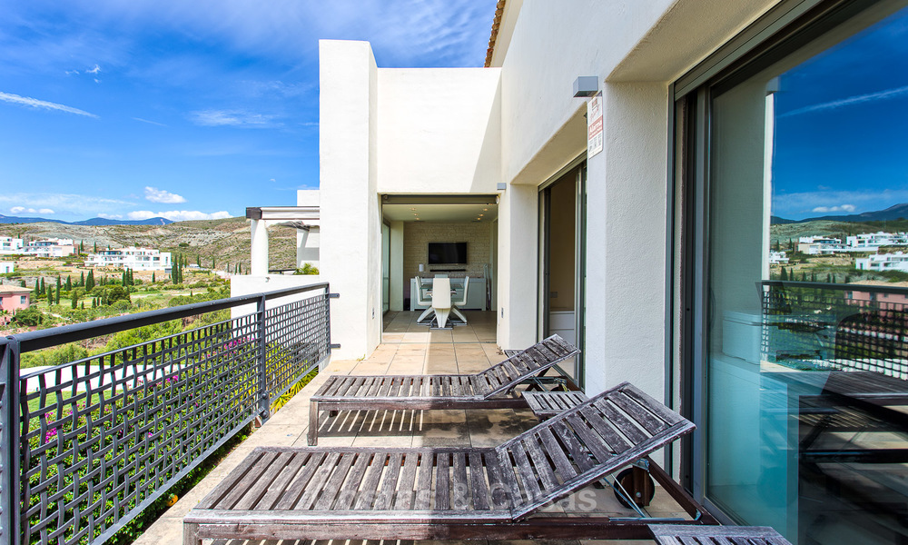 Lujoso apartamento moderno y espacioso en venta en un complejo de golf de 5 estrellas, en la Nueva Milla de Oro en Benahavis - Marbella 3666
