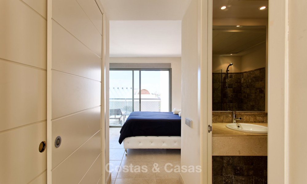 Lujoso apartamento moderno y espacioso en venta en un complejo de golf de 5 estrellas, en la Nueva Milla de Oro en Benahavis - Marbella 3670