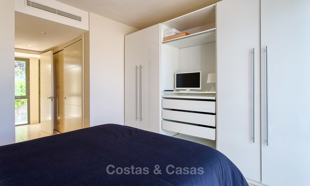 Lujoso apartamento moderno y espacioso en venta en un complejo de golf de 5 estrellas, en la Nueva Milla de Oro en Benahavis - Marbella 3672