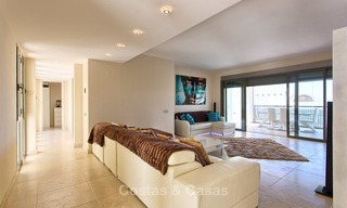 Lujoso apartamento moderno y espacioso en venta en un complejo de golf de 5 estrellas, en la Nueva Milla de Oro en Benahavis - Marbella 3678 