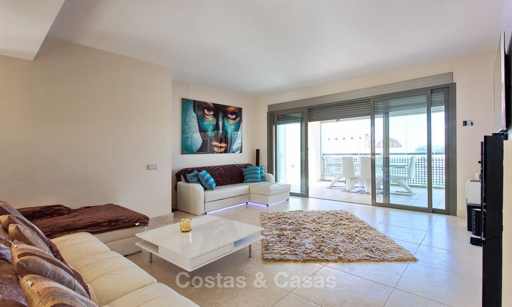 Lujoso apartamento moderno y espacioso en venta en un complejo de golf de 5 estrellas, en la Nueva Milla de Oro en Benahavis - Marbella 3679