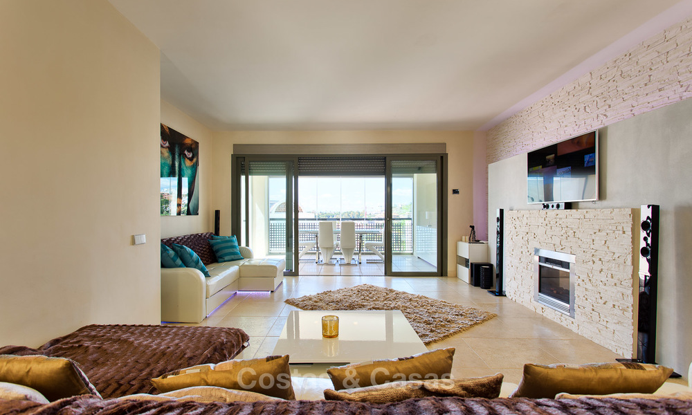 Lujoso apartamento moderno y espacioso en venta en un complejo de golf de 5 estrellas, en la Nueva Milla de Oro en Benahavis - Marbella 3685