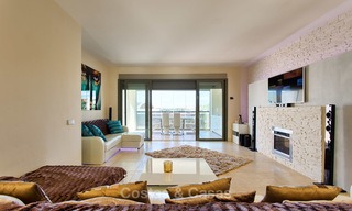 Lujoso apartamento moderno y espacioso en venta en un complejo de golf de 5 estrellas, en la Nueva Milla de Oro en Benahavis - Marbella 3685 