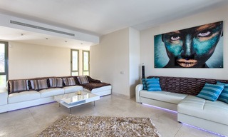 Lujoso apartamento moderno y espacioso en venta en un complejo de golf de 5 estrellas, en la Nueva Milla de Oro en Benahavis - Marbella 3687 