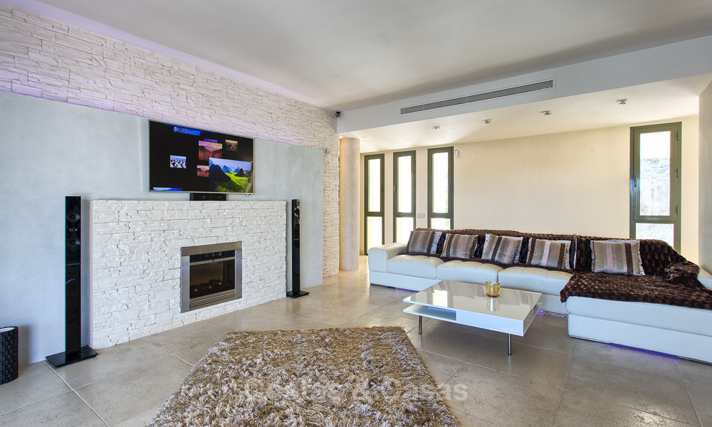 Lujoso apartamento moderno y espacioso en venta en un complejo de golf de 5 estrellas, en la Nueva Milla de Oro en Benahavis - Marbella 3688