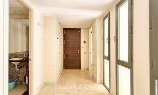 Lujoso apartamento moderno y espacioso en venta en un complejo de golf de 5 estrellas, en la Nueva Milla de Oro en Benahavis - Marbella 3690 