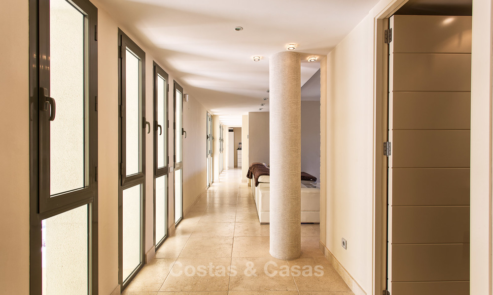 Lujoso apartamento moderno y espacioso en venta en un complejo de golf de 5 estrellas, en la Nueva Milla de Oro en Benahavis - Marbella 3691