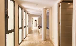 Lujoso apartamento moderno y espacioso en venta en un complejo de golf de 5 estrellas, en la Nueva Milla de Oro en Benahavis - Marbella 3691 